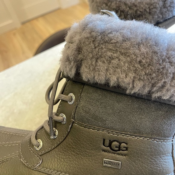 UGG Women's Adirondack III Boot in Gray Size 6 - Picture 5 of 9
